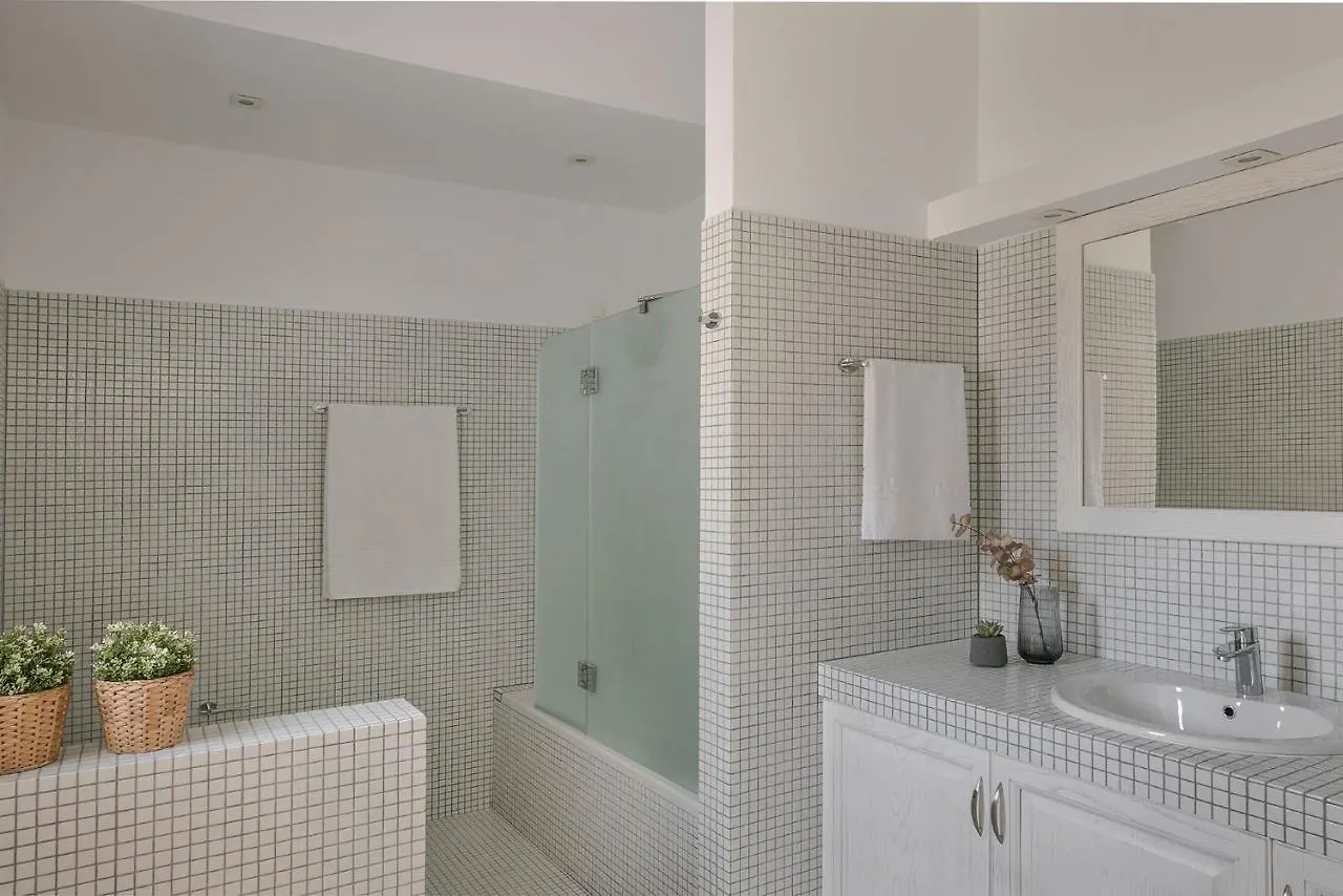 Villa Laura - Serene Escape With A Private Pool 스파르티아